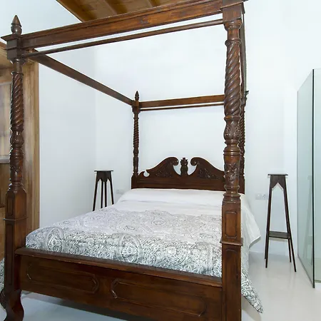 Isolina Boutique - Adults Recommended