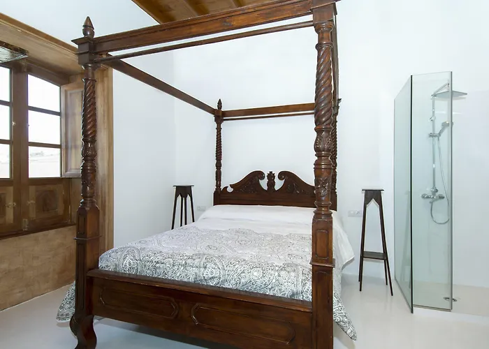 Isolina Boutique - Adults Recommended